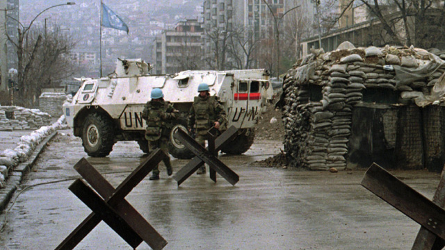 Militares franceses ao serviço da ONU num posto de controle em Sarajevo